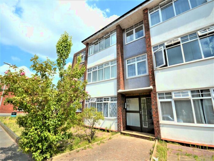 2 Bedroom Flat To Rent In Firle Road, Eastbourne, BN22