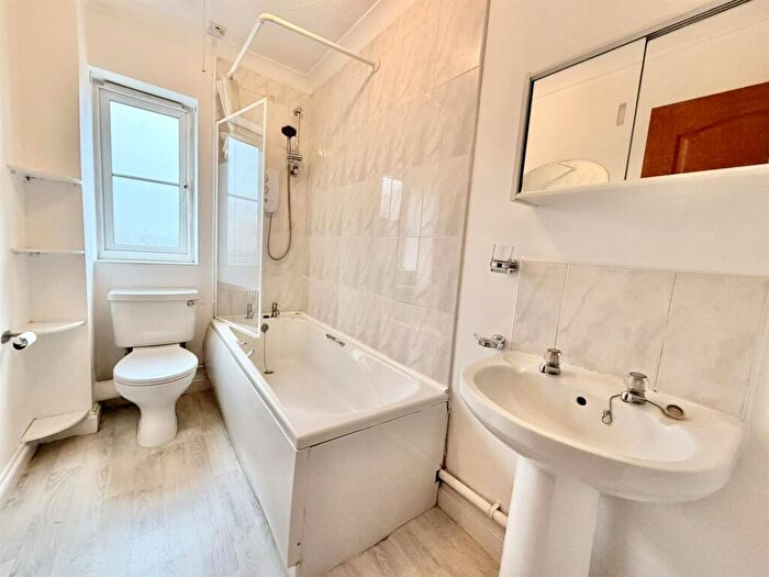 2 Bedroom Property To Rent In Manse Gardens, Studley, B80