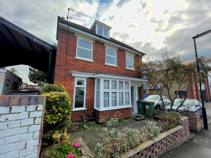 4 Bedroom Semi-Detached House To Rent In Cambridge Road, Southampton, SO14