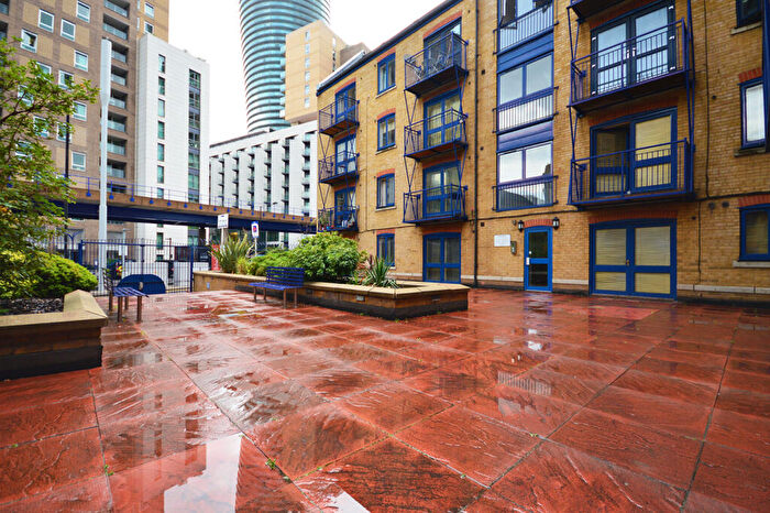 2 Bedroom Flat To Rent In Peninsula Court, Canary Wharf, E14