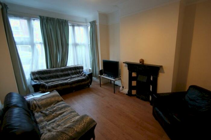 6 Bedroom Terraced House To Rent In Newport Gardens, Hyde Park, Leeds, LS6
