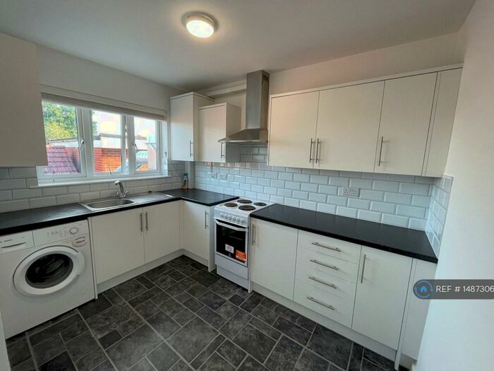 1 Bedroom Flat To Rent In Manor Road, Chigwell, IG7