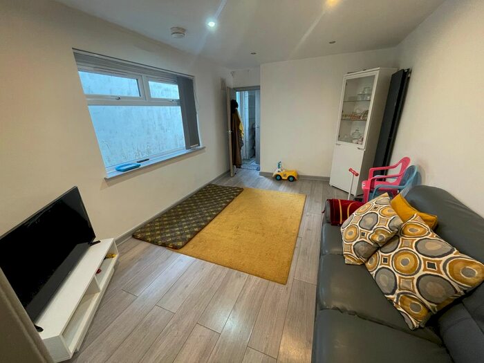 2 Bedroom Flat To Rent In Broadway, Cardiff, CF24