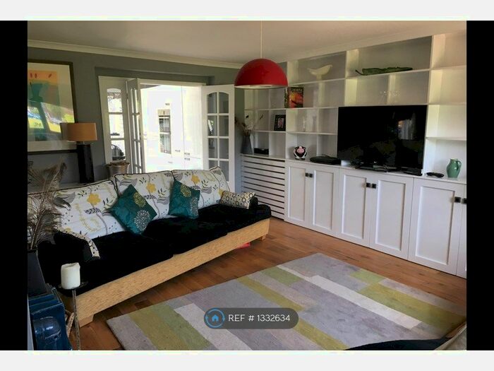 1 Bedroom Flat To Rent In Hanworth, Feltham, TW13