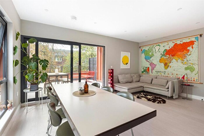 2 Bedroom Apartment For Sale In Rushden Close, London, SE19