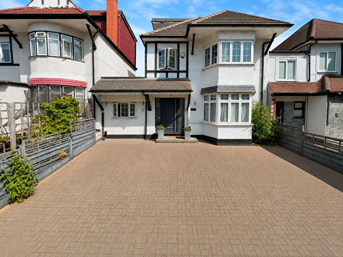 5 Bedroom Semi-Detached House For Sale In Colindeep Gardens, London, NW4