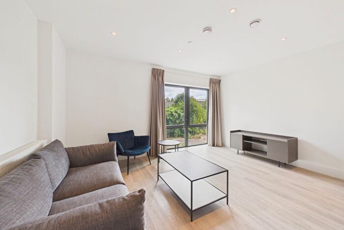 2 Bedroom Flat To Rent In Ascot Road, Watford, WD18