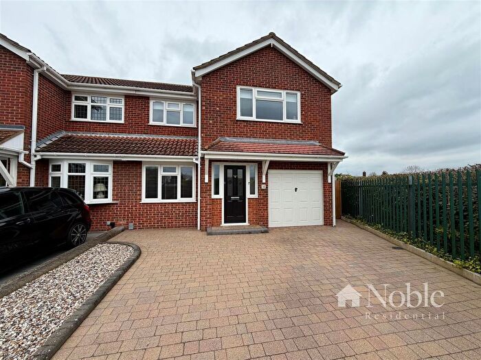 4 Bedroom Semi Detached House For Sale In Lawford Close, Hornchurch, RM12