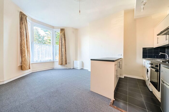 2 Bedroom Flat To Rent In New Cross Road, New Cross, London, SE14