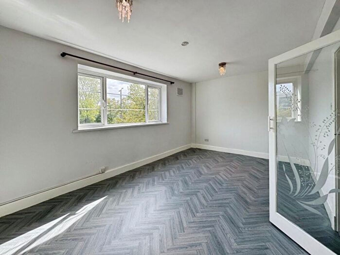 1 Bedroom Flat To Rent In Wilmslow Road, East Didsbury, Greater Manchester, M20