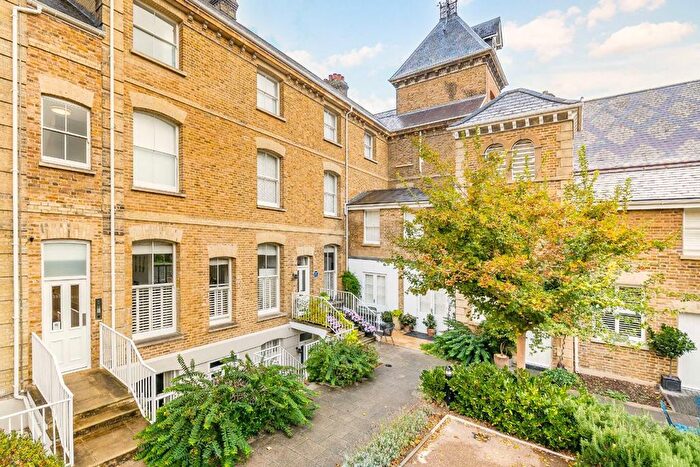 2 Bedroom Flat For Sale In Langdon Park, Teddington, TW11