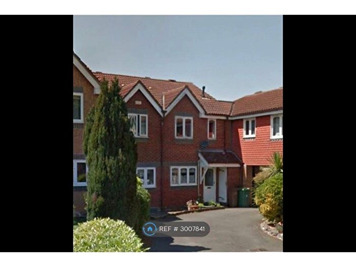 3 Bedroom Semi Detached House To Rent In Chiltern Close, Worcester Park, KT4