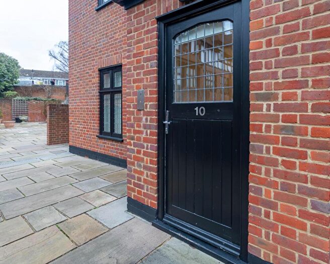 2 Bedroom Flat To Rent In Chimneys Lodge, Forty Hill, Enfield, EN2