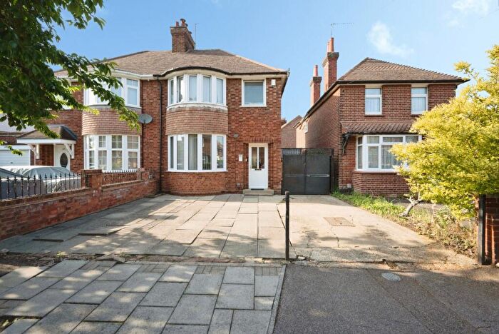 3 Bedroom Semi Detached House For Sale In Honey Hill Road, Bedford, Bedfordshire, MK40