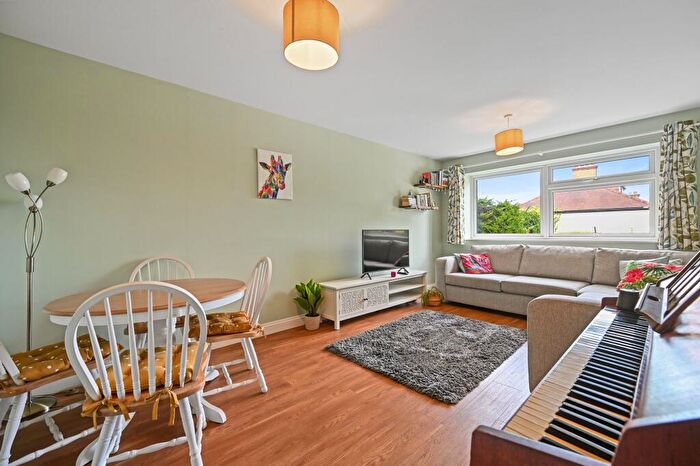 2 Bedroom Apartment To Rent In Carshalton Grove, Sutton, SM1