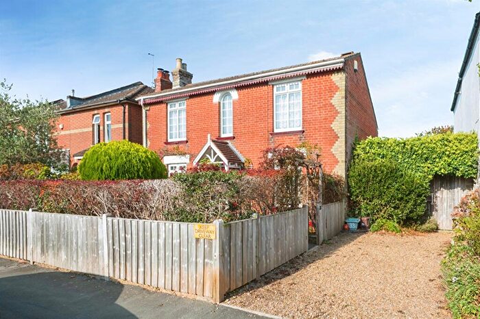 2 Bedroom Cottage For Sale In Shirley Park Road, Southampton, SO16