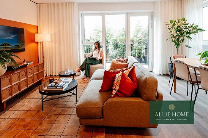 2 Bedroom Flat For Sale In Bow Common Ln, Bow Green, E3