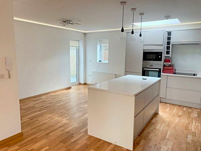 3 Bedroom House To Rent In Wilbury Gardens, Hove, East Sussex, BN3