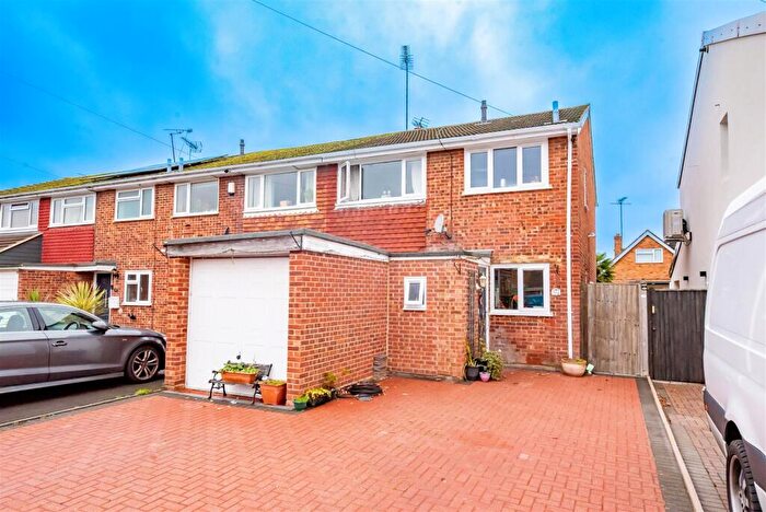 3 Bedroom End Of Terrace House For Sale In Beaulieu Gardens, Blackwater, Camberley, GU17