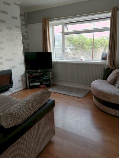 2 Bedroom House To Rent In Heol Elfed, , Llwynhendy, SA14