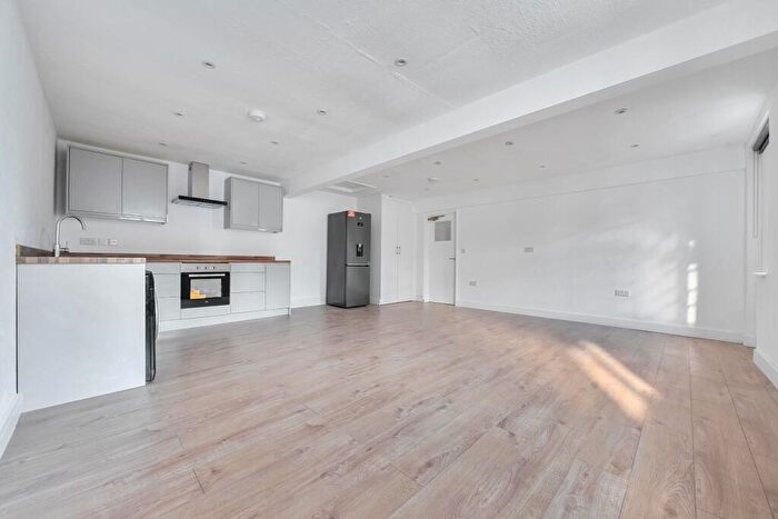 2 Bedroom Flat To Rent In High Street, Maidenhead, SL6