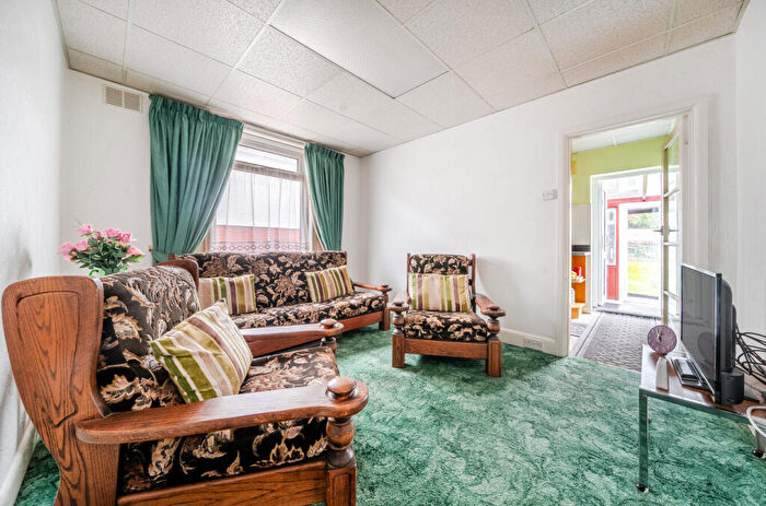 2 Bedroom Bungalow For Sale In Pitmore Road, Allbrook, Hampshire, SO50