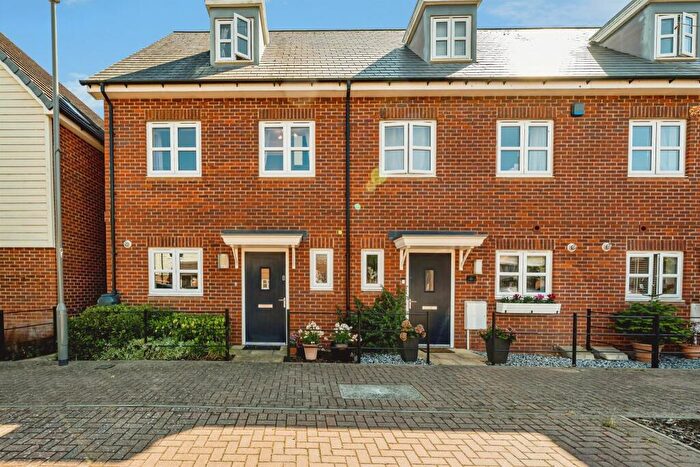 3 Bedroom End Of Terrace House For Sale In Braeburn Road, Aylesbury, HP18