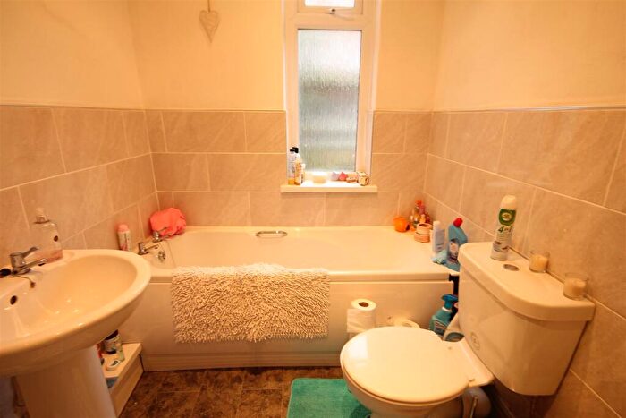 3 Bedroom Flat To Rent In Shaftesbury Grove, Heaton, NE6