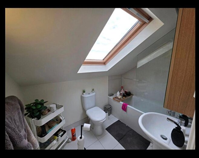 2 Bedroom Flat To Rent In Wendell Road, London, W12