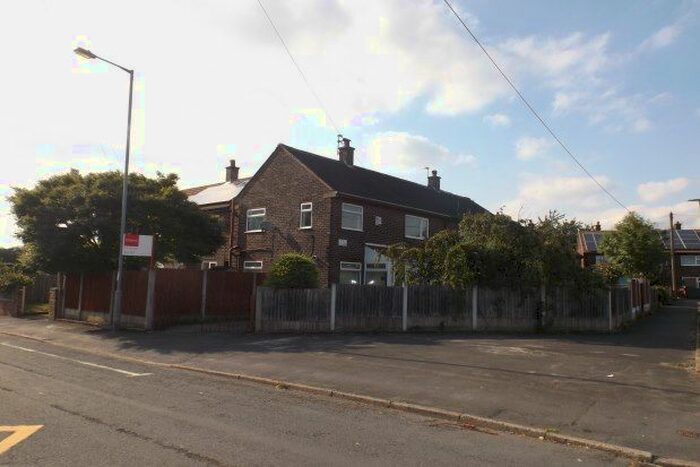 3 Bedroom Property To Rent In The Close, Stalybridge, SK15