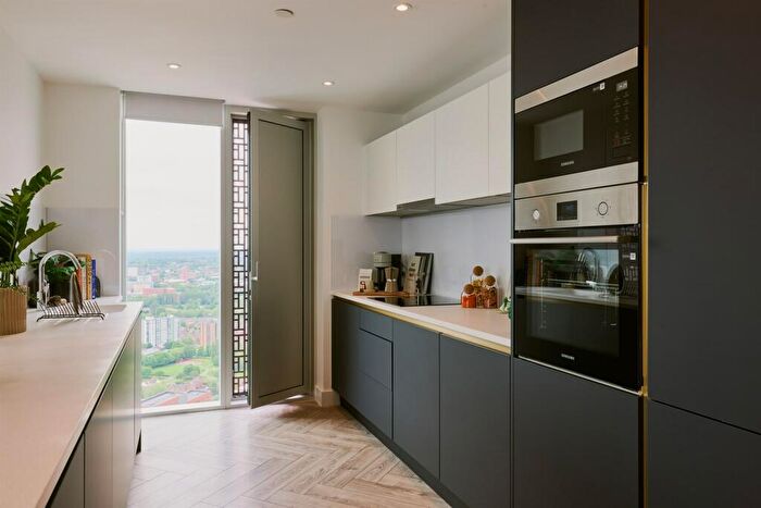 3 Bedroom Apartment To Rent In Bed, M3