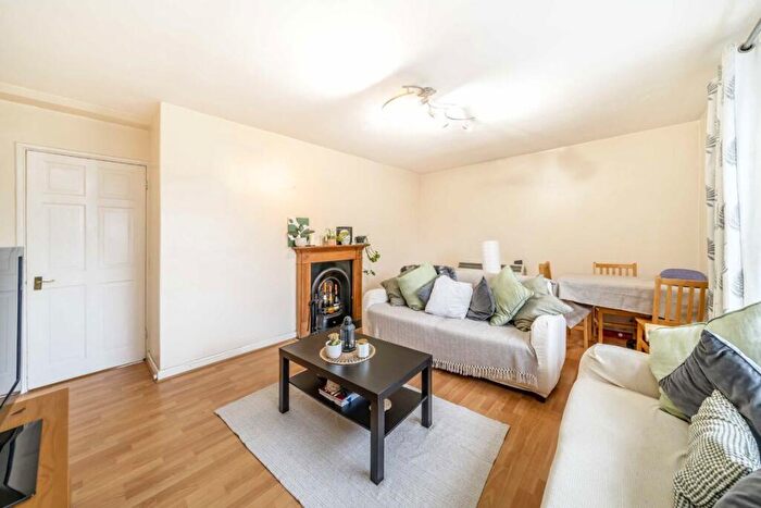 3 Bedroom Flat To Rent In Endlesham Road, Balham, SW12