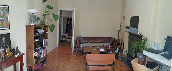 2 Bedroom Flat To Rent In Cranworth Gardens, Oval, London, SW9