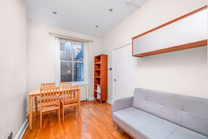 3 Bedroom Flat To Rent In Swinton Street, London, WC1X