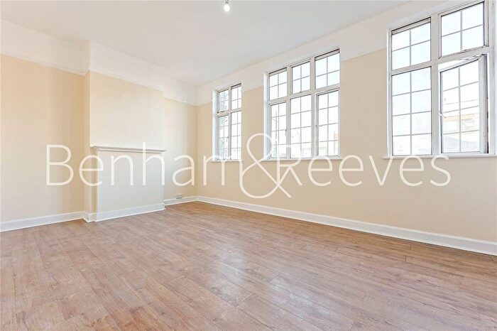 3 Bedroom Flat To Rent In The Broadway, Southall, UB1