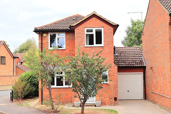 3 Bedroom Detached House For Sale In Maskell Way, Farnborough, GU14