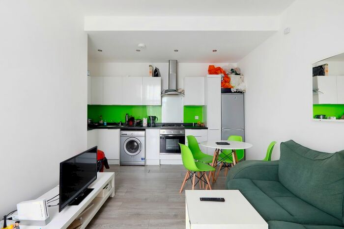 3 Bedroom Flat To Rent In Newmarket Terrace, Brighton, BN2