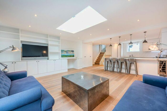 2 Bedroom Flat To Rent In Caxton Road, Shepherd's Bush, London, W12