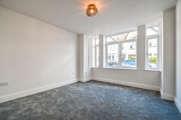 2 Bedroom Apartment For Sale In Southview Drive, Westcliff-On-Sea, SS0