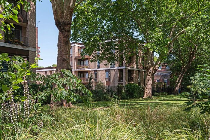 2 Bedroom Flat For Sale In Lansdowne Drive, London Fields, London, E8