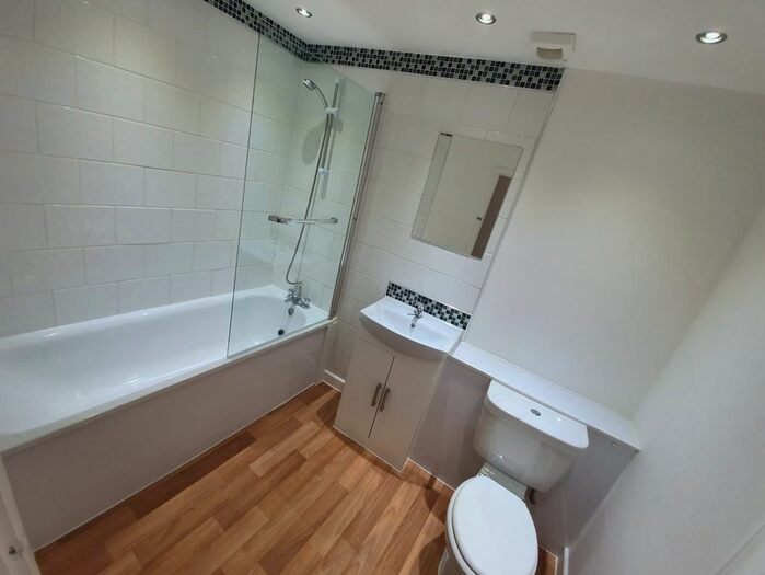 2 Bedroom Flat To Rent In Front Lane, Upminster, Essex, RM14