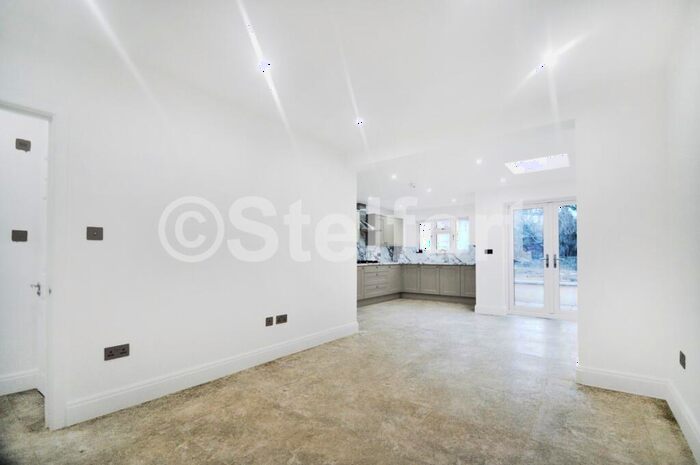 5 Bedroom Semi-Detached House To Rent In Mays Lane, Barnet, EN5