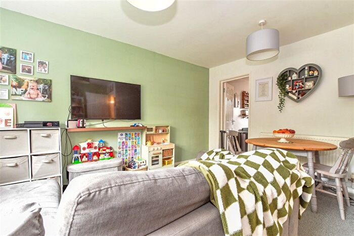 2 Bedroom Flat For Sale In Springwell Road, Tonbridge, Kent, TN9