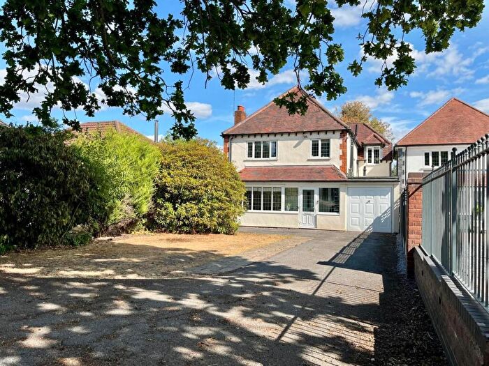 4 Bedroom Detached House For Sale In Walmley Road, Sutton Coldfield, B76