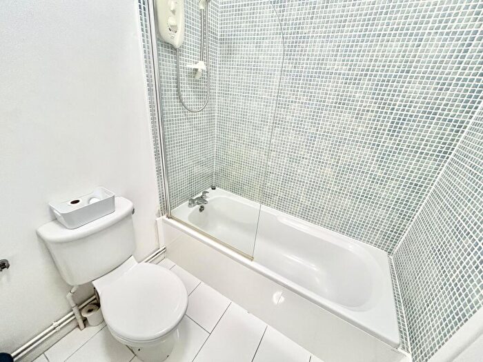 2 Bedroom Apartment To Rent In South Parade, Southsea, PO4