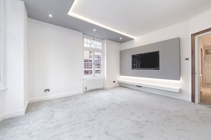 2 Bedroom Flat To Rent In Cavendish Buildings, Gilbert Street, Mayfair, London, W1K