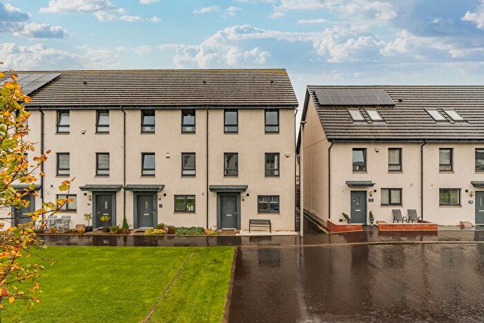 4 Bedroom End Of Terrace House For Sale In Barnyard Park Rigg, Edinburgh, EH12