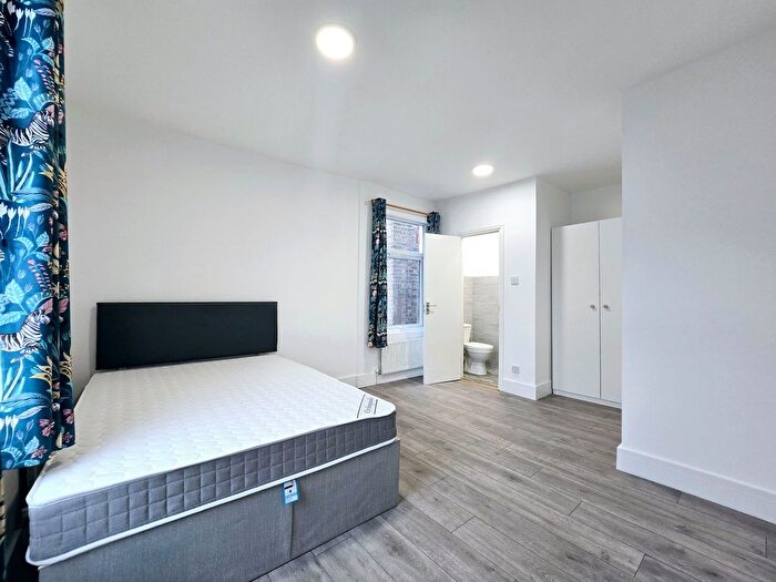 3 Bedroom Terraced House To Rent In Tooting High Street, London, SW17