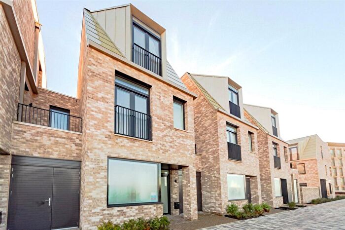 3 Bedroom Town House For Sale In Aston Terrace, Cambridge, CB3