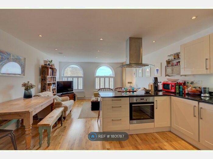 2 Bedroom Flat To Rent In Lavender Hill, London, SW11